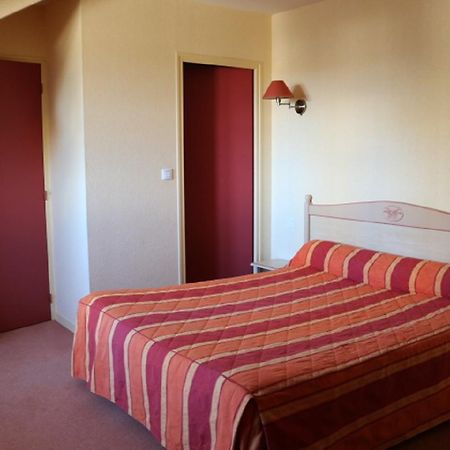 ホテル Logis Le Port Saint Aubin Morannes sur Sarthe-Daumeray エクステリア 写真