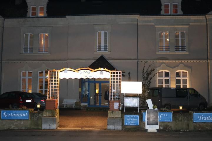 ホテル Logis Le Port Saint Aubin Morannes sur Sarthe-Daumeray エクステリア 写真